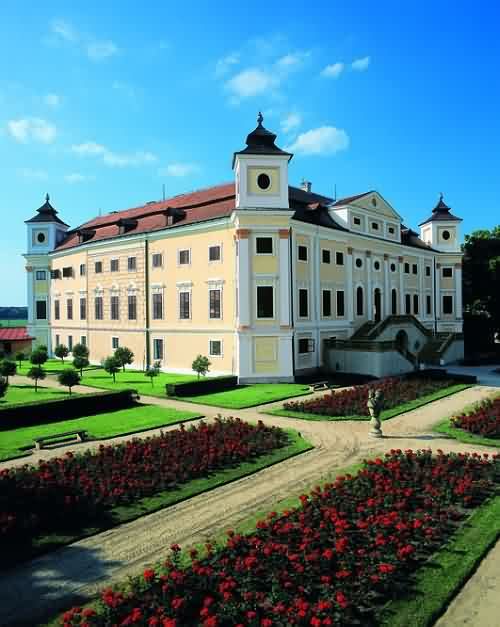 Únor 2004